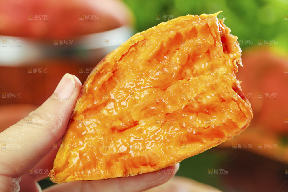 黑盘子里的六鳌红心蜜薯
