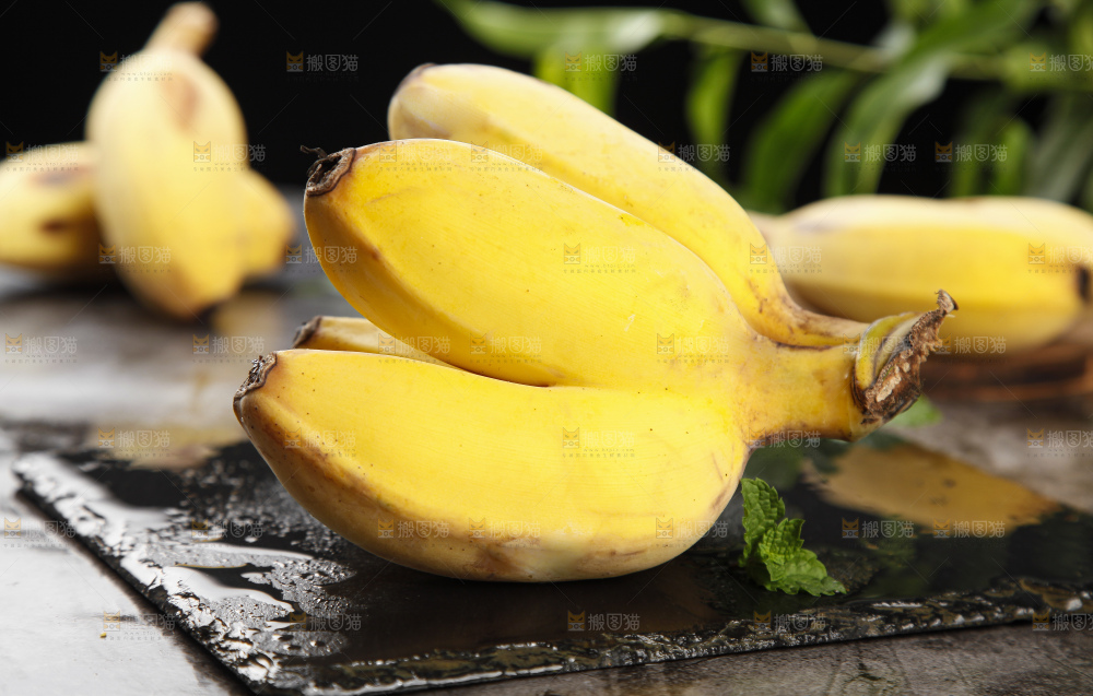 石板上的新鲜苹果蕉