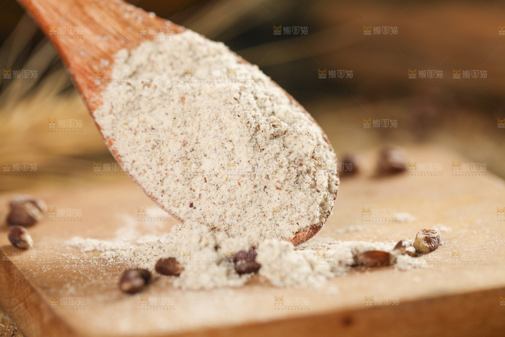勺子上装着面粉