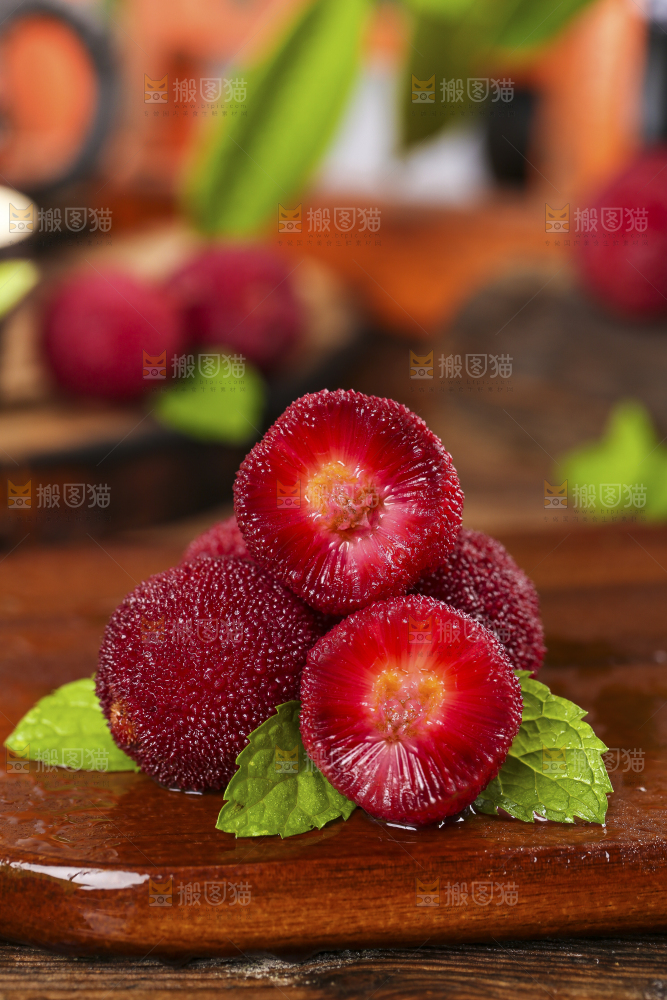木板上摆放着东魁杨梅