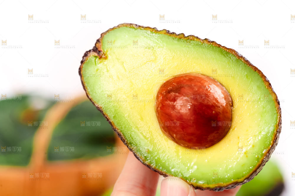 手里拿着新鲜牛油果