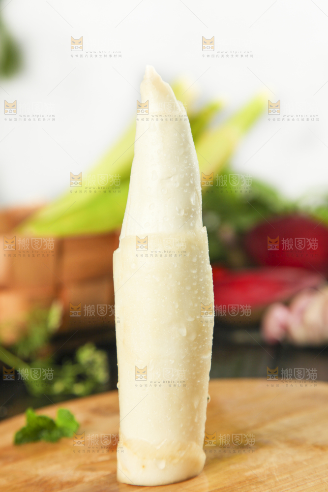 木底上摆放着茭白