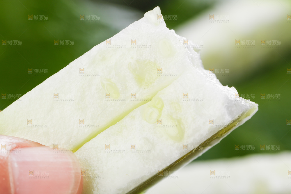 手里拿着切丝的瓠瓜