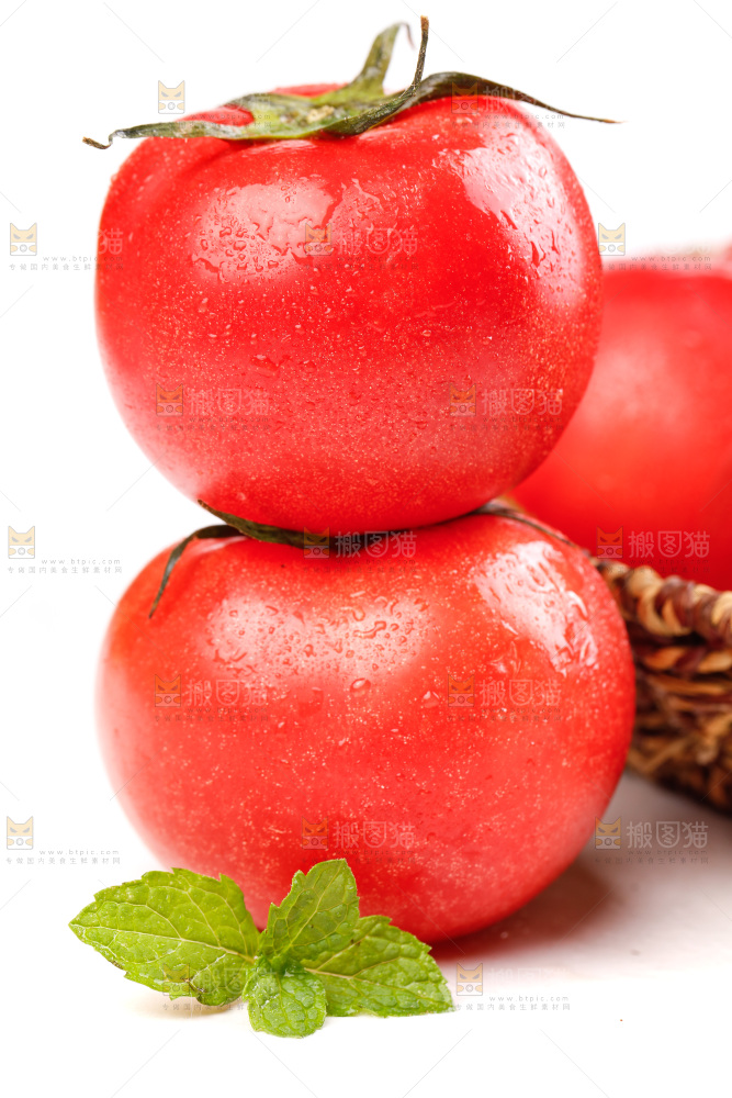 亮底上的新鲜西红柿