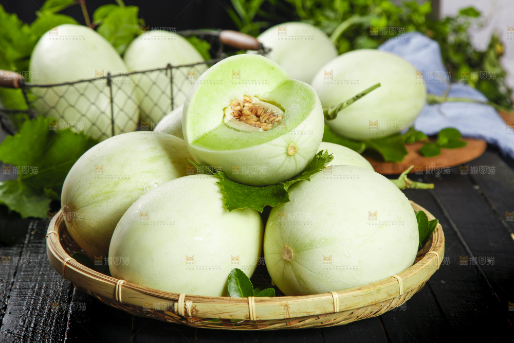 篮子里放着玉菇香瓜