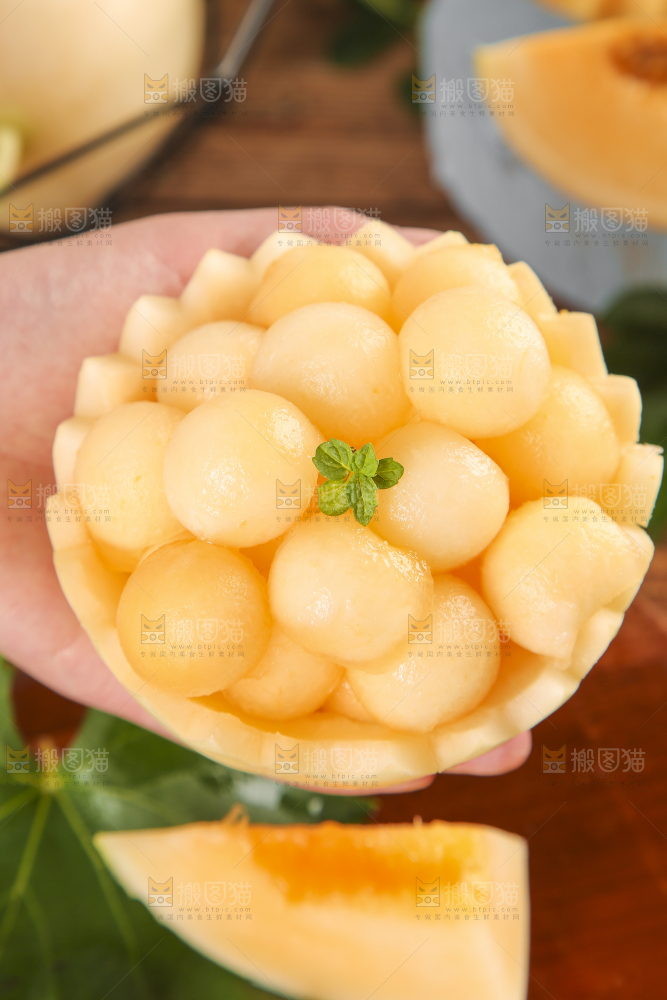 手里拿着东方蜜甜瓜