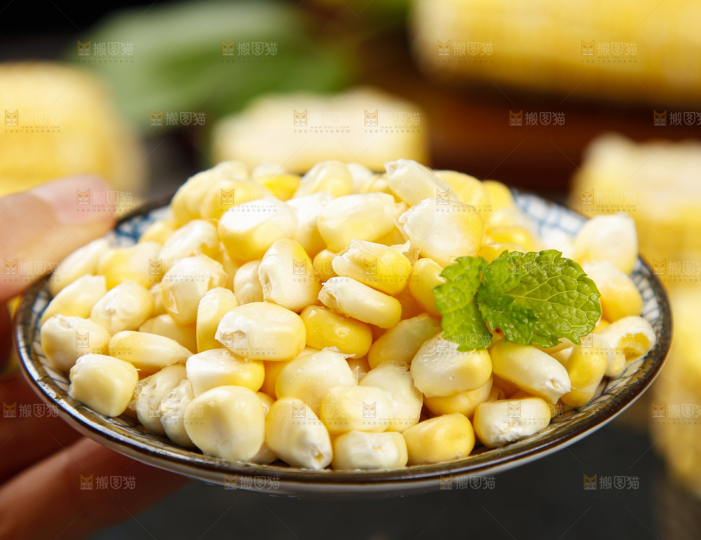 碗里放着玉米粒