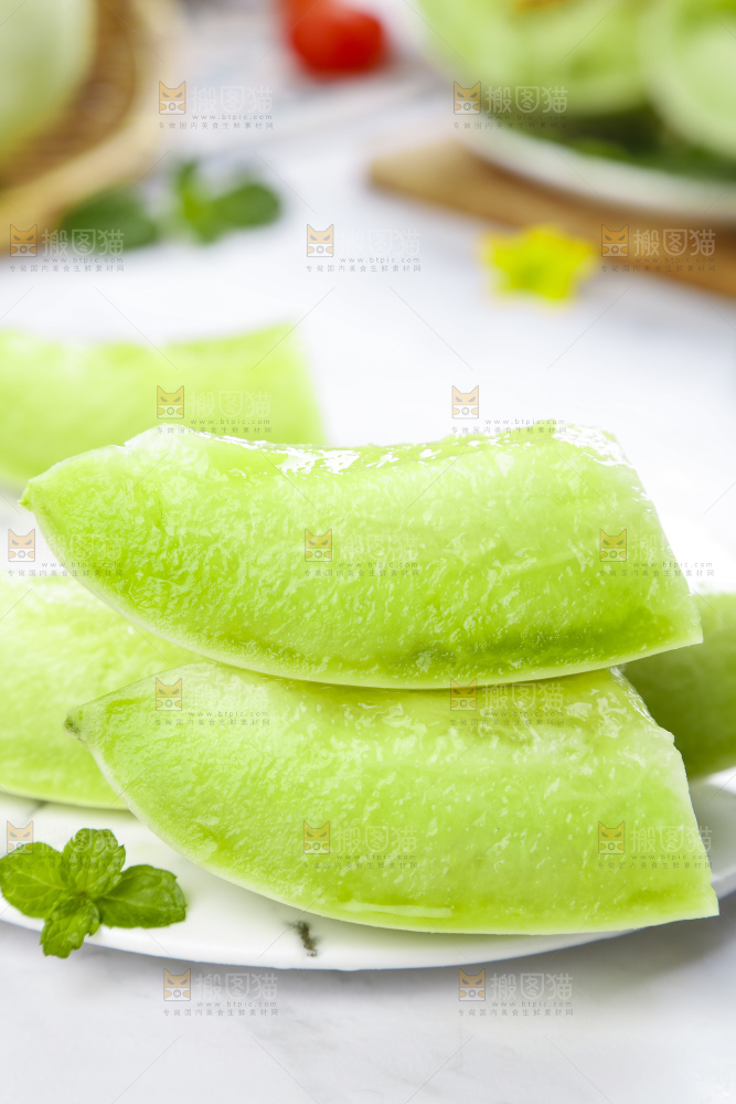 盘子里摆放着玉菇甜瓜
