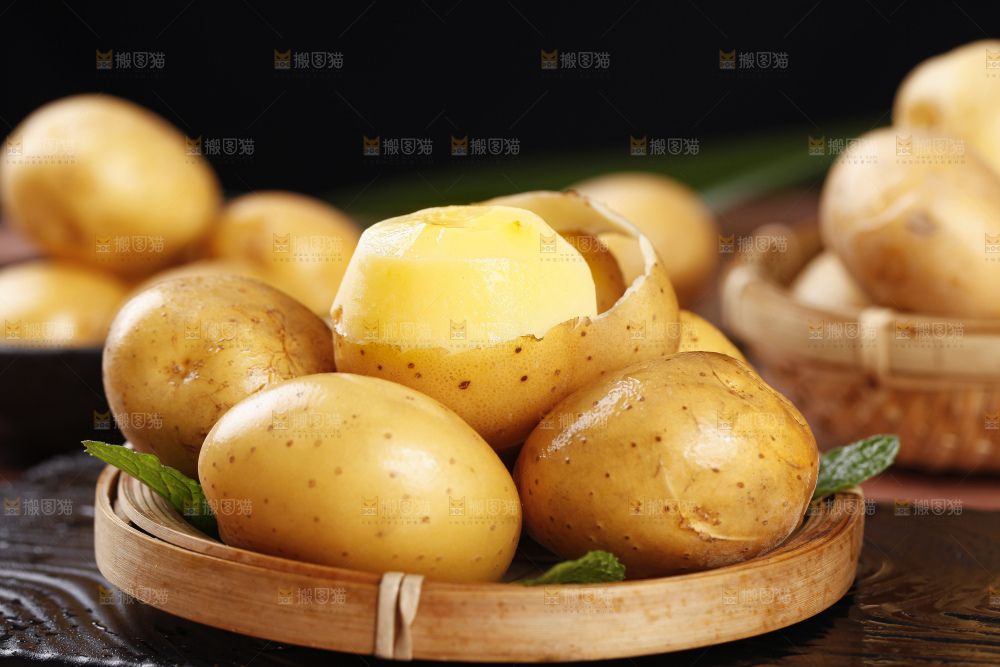 黑石板上摆放着黄心小土豆