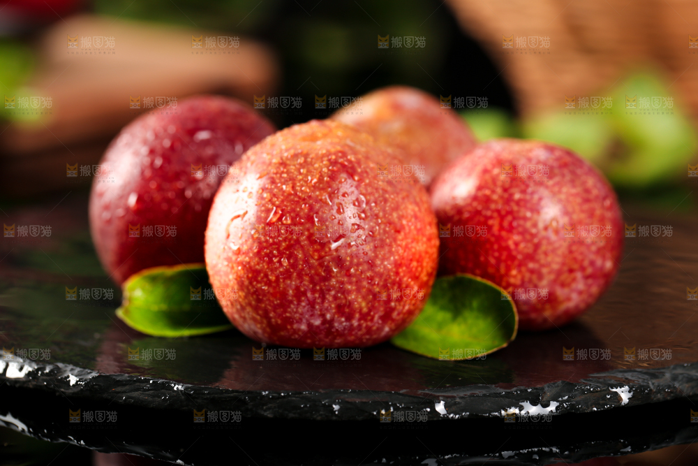 黑石板上放着芙蓉李