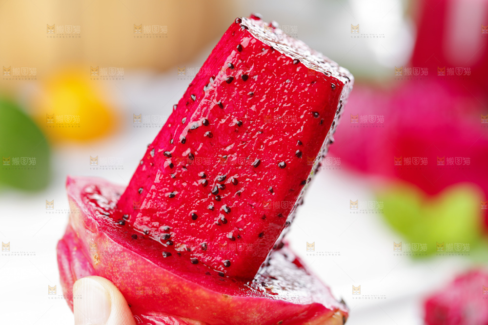 手里拿着新鲜火龙果肉
