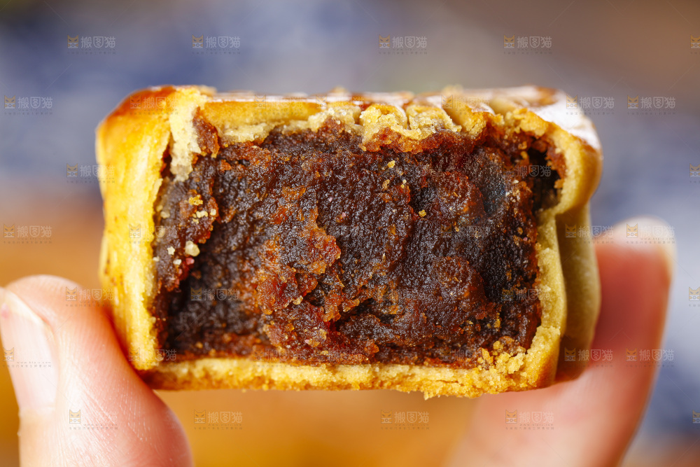 手里拿着上海广式月饼