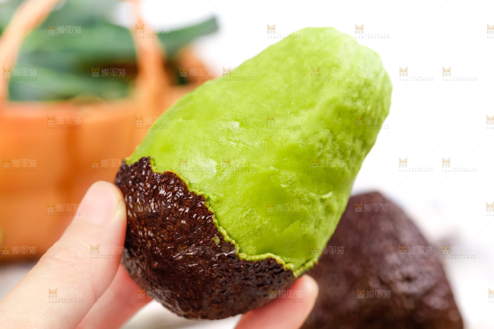 垫子上放着牛油果肉