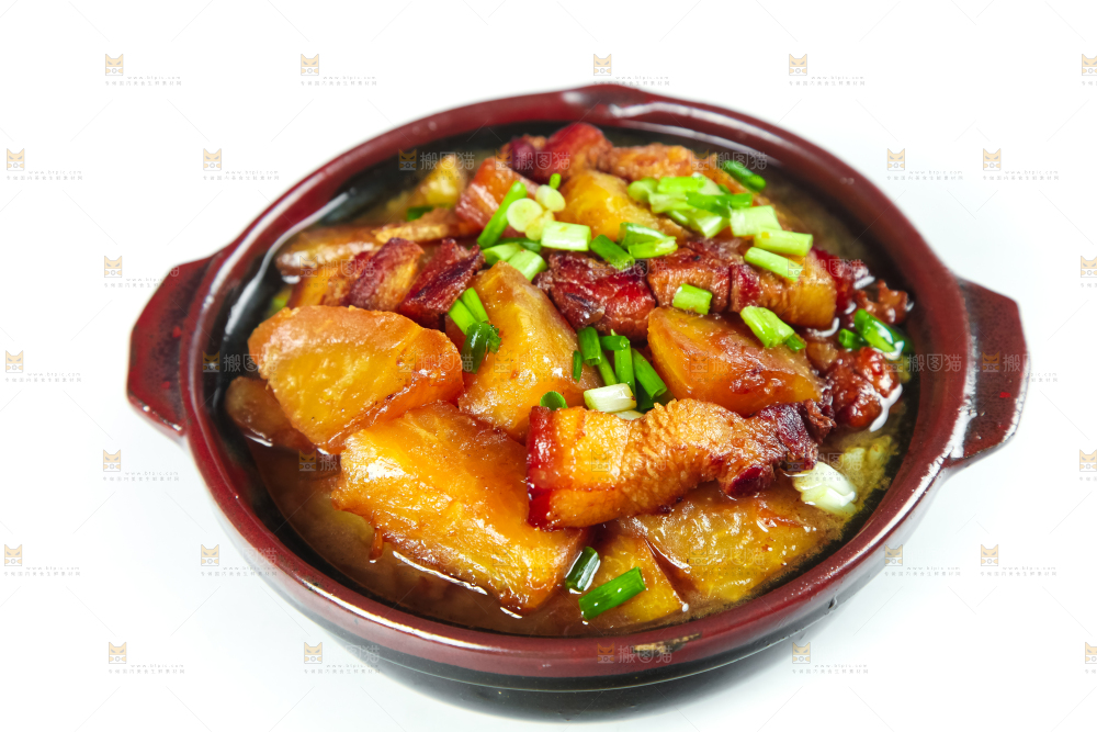 碟子里装着萝卜烧肉