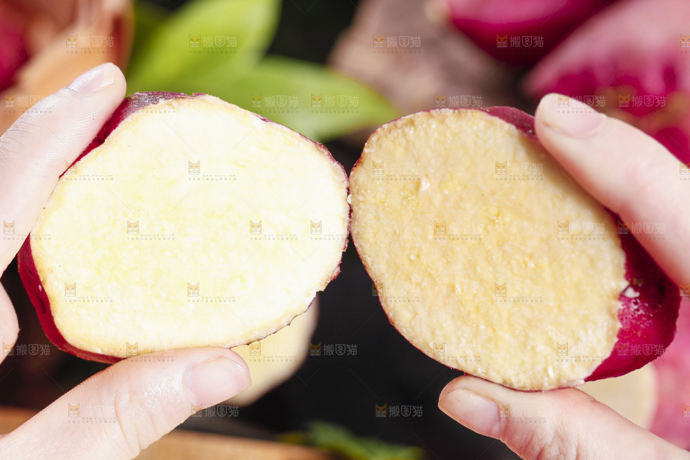 手里拿着红薯