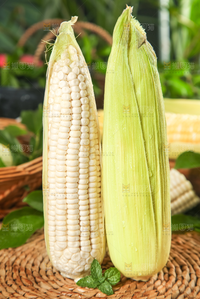 编织垫上放着玉米