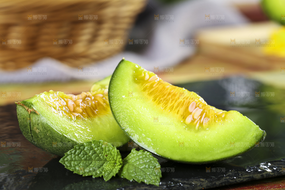 黑底上放着绿宝石瓜