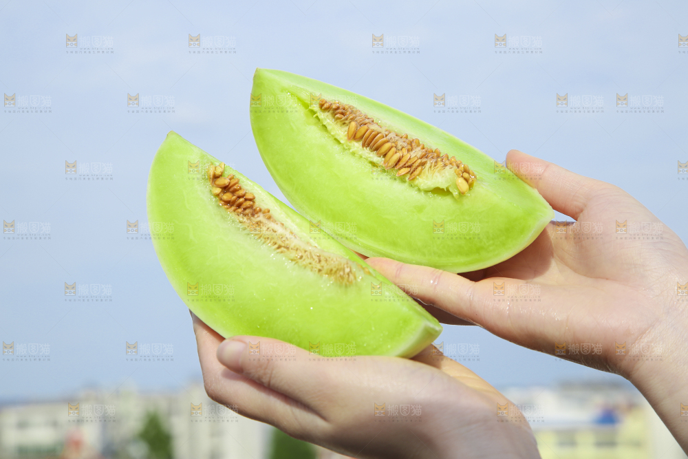 手里拿着玉菇香瓜