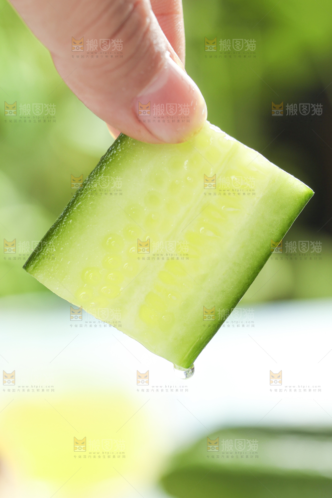 手里拿着切片的小青瓜
