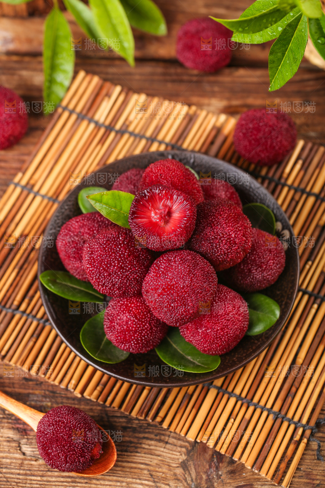 深底上放着余姚杨梅