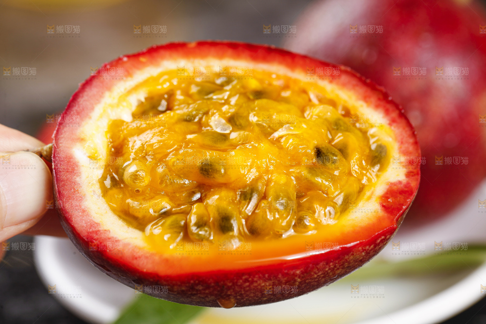 深底上摆放着红皮百香果