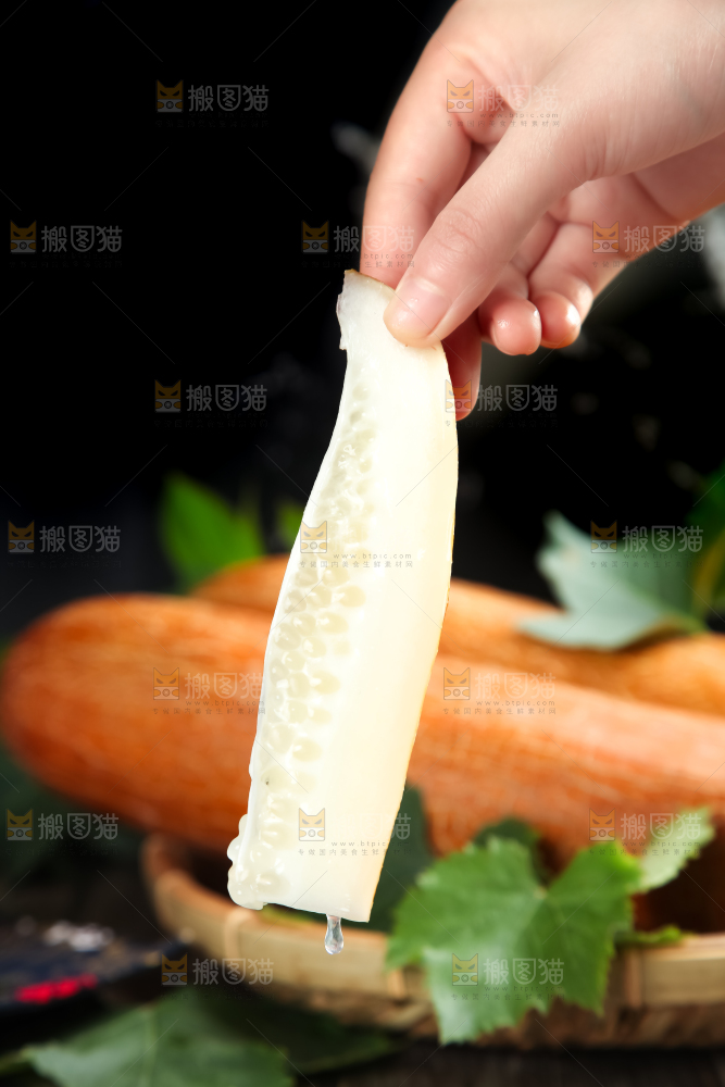 手里拿着新鲜老黄瓜