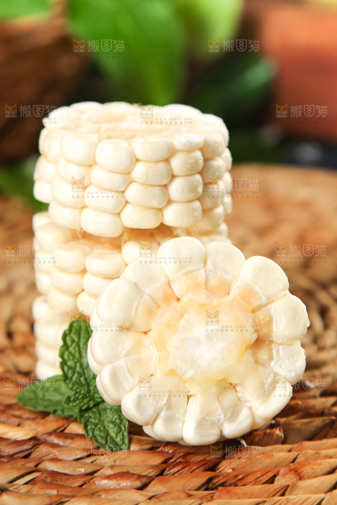 编织垫上摆放着牛奶玉米