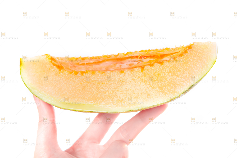 手里拿着一块哈密瓜
