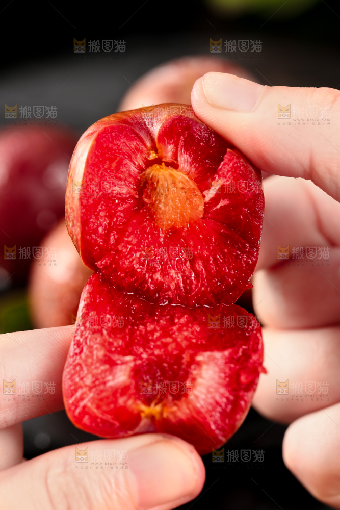 手里拿着红心李