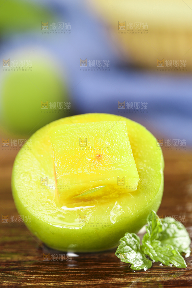 木板上放着陕西青杏