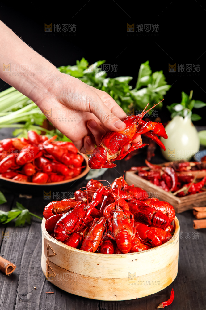 蒸笼里装着蒸小龙虾