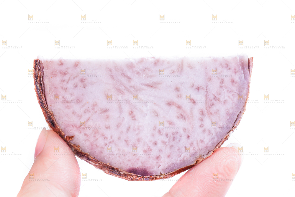 手里拿着芋头