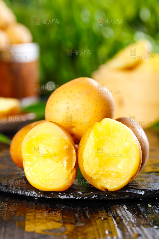 黑石板上的黄心小土豆