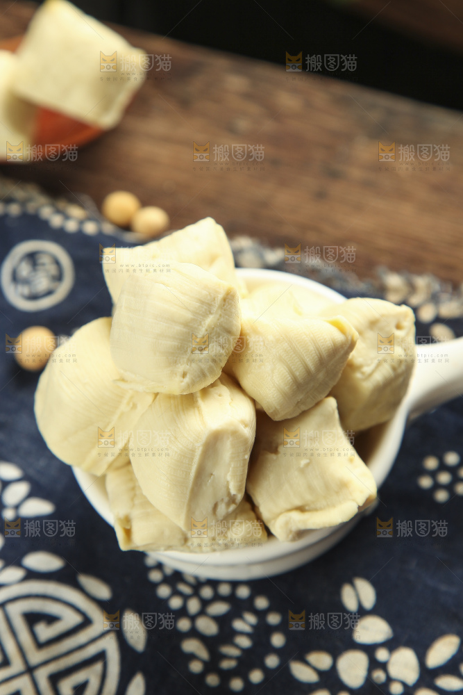 花布底上的包浆豆腐