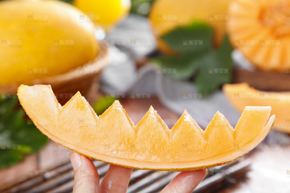 手里拿着黄皮哈密瓜