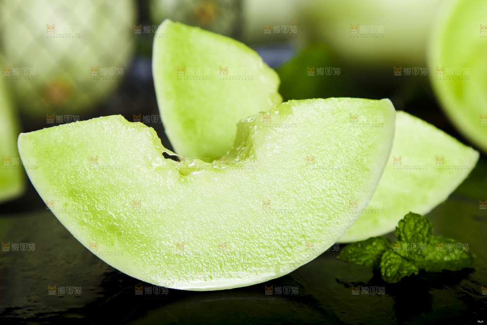 黑底上摆放着山东玉菇甜瓜