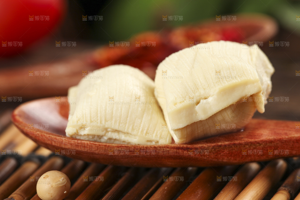 竹垫上放着云南包浆豆腐