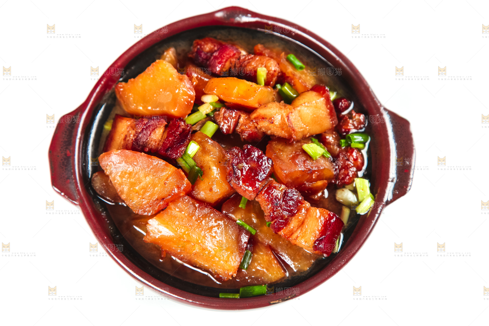 碟子里装着萝卜烧肉