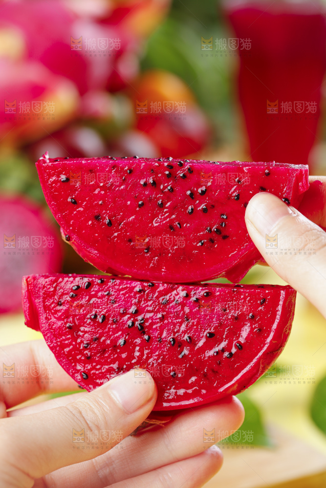 手里拿着新鲜火龙果肉