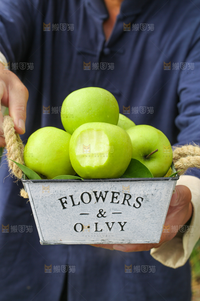 手里拿着新鲜苹果