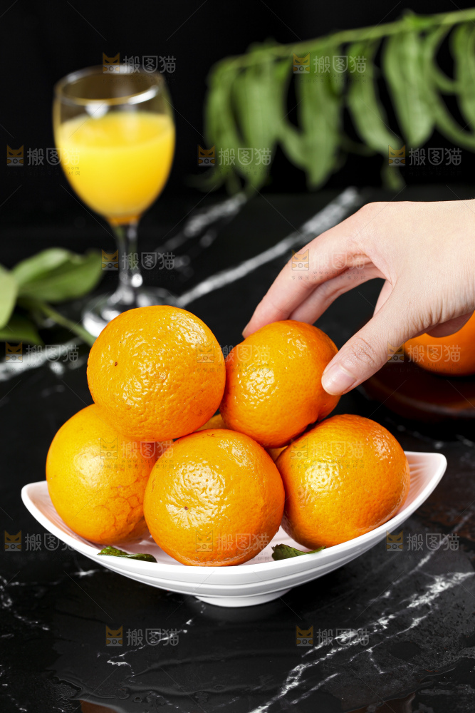 黑石板上放着宜昌芦柑