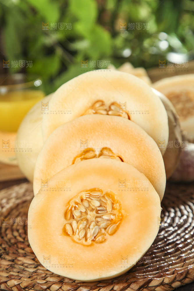 编织垫上摆放着台州东方蜜