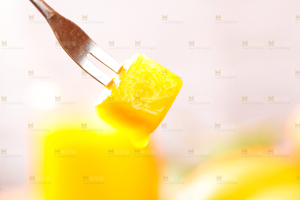 叉子叉着芒果