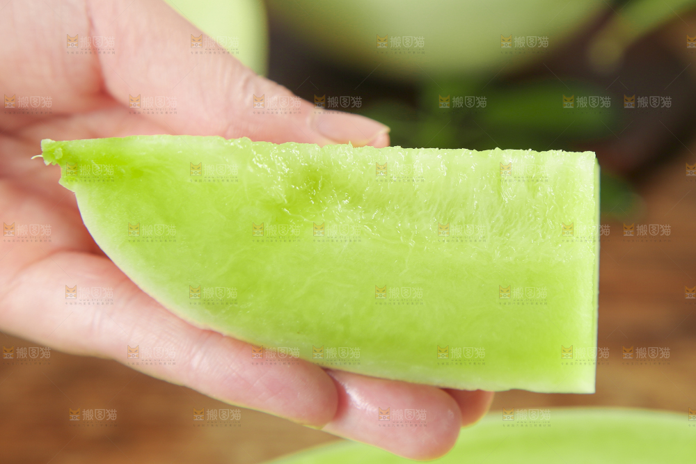 手里拿着新鲜玉菇蜜瓜