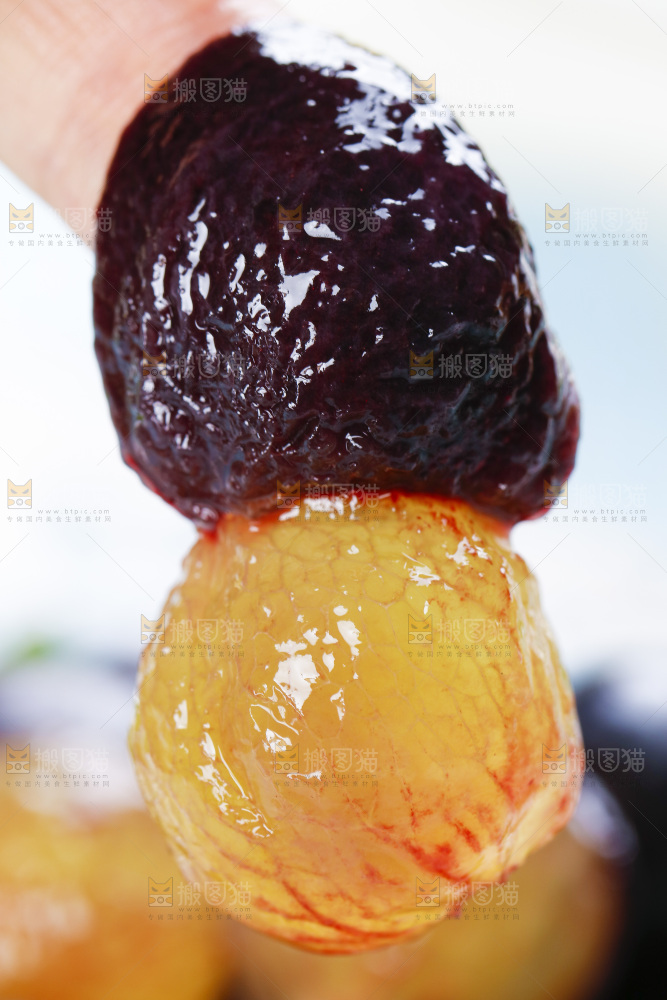 手里拿着云南夏黑葡萄