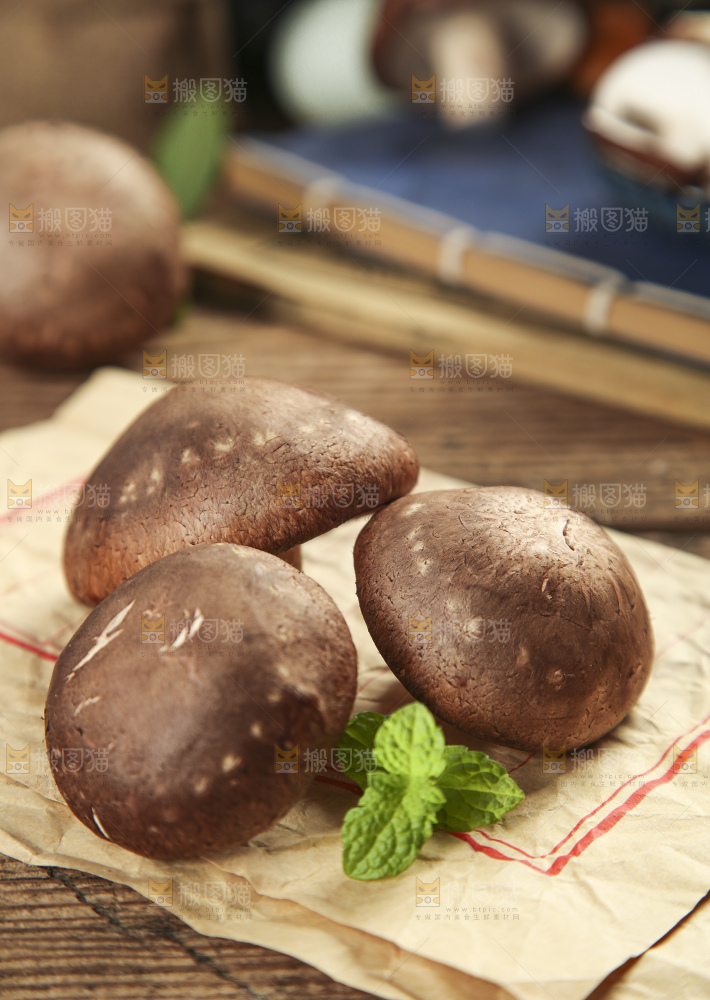 木底上摆放着新鲜香菇