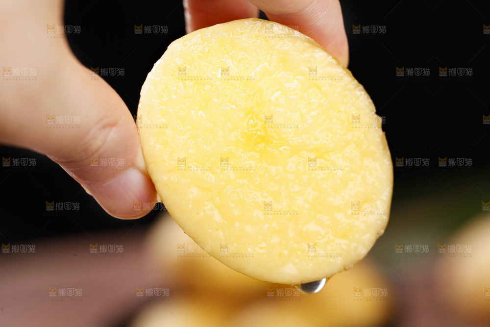 手里拿着迷你小土豆