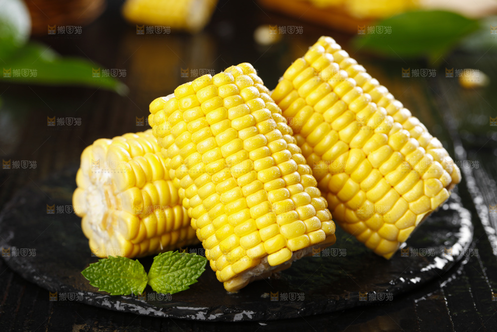 黑石板上的东北玉米