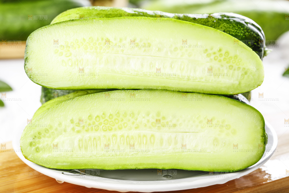 盘子里装着刺黄瓜