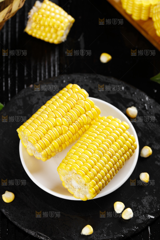 黑石板上的东北玉米